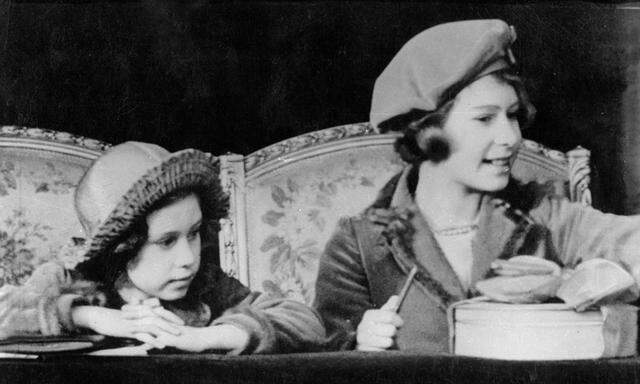 Prinzessin Margaret mit ihrer großen Schwester, der späteren Königin von Großbritannien im Jahr 1938.