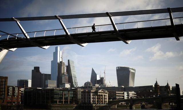 Blick auf das Finanzviertel Londons mit der Millenium Bridge im Vordergrund.