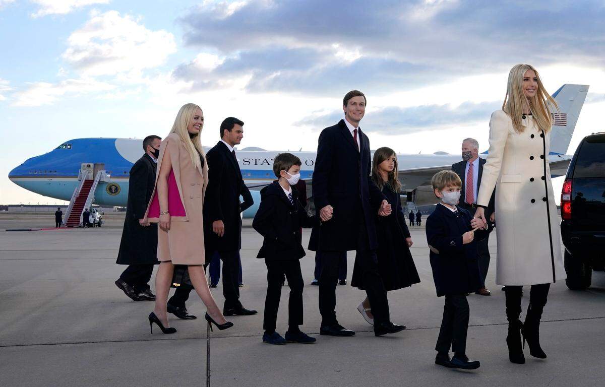 Immer mit dabei: Trumps Familie. Rechts Tochter Ivanka Trump mit Ehemann Jared Kushner und ihren drei Kindern, in der linken Bildhälfte Trumps Tochter Tiffany.