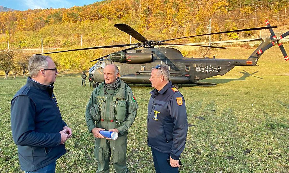 Niederösterreichs Landeshauptfrau-Stellvertreter Stephan Pernkopf und Landesfeuerwehrkommandant Dietmar Fahrafellner mit einem Piloten eines deutschen Löschhubschraubers.
