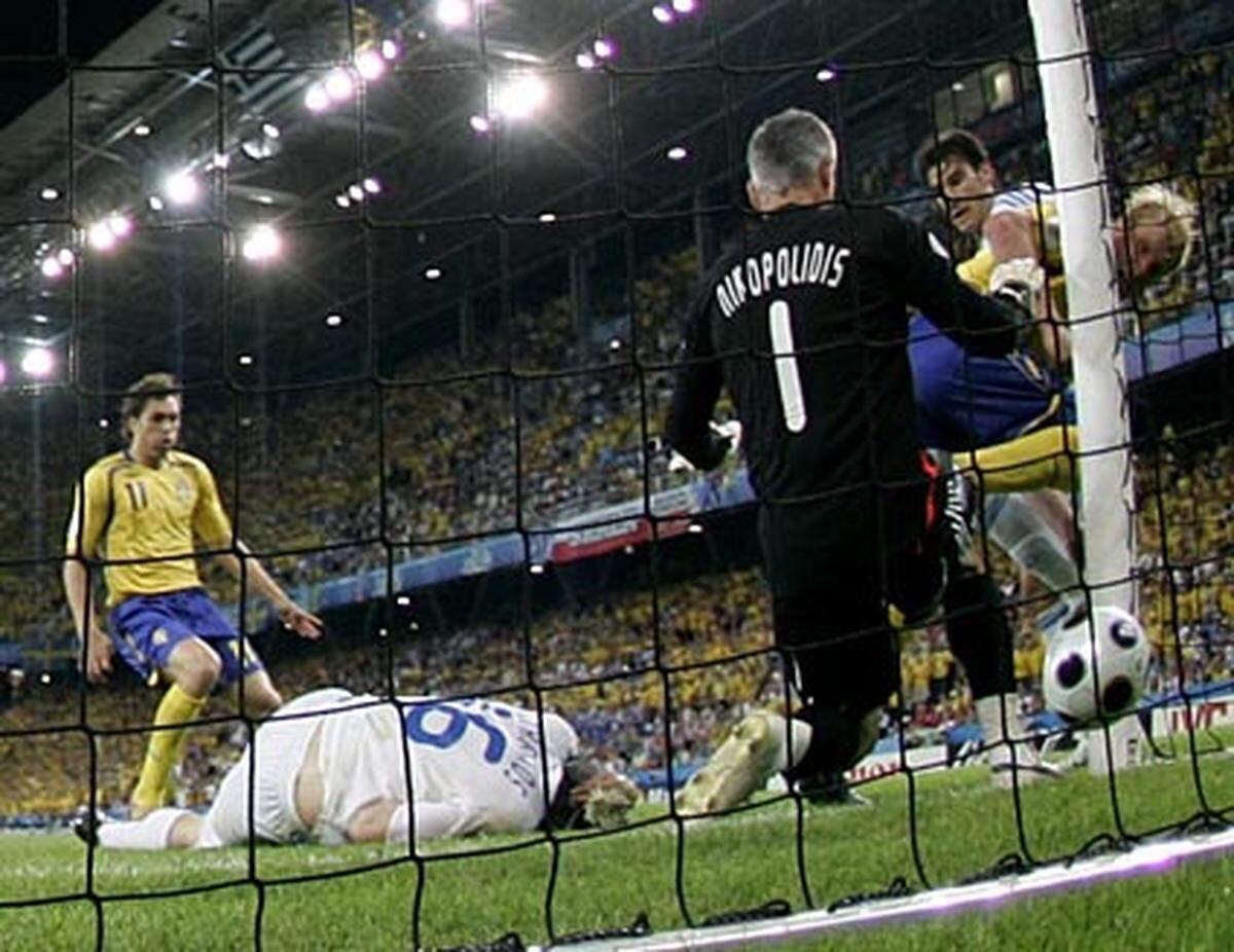Und als wenig später Hansson den griechischen Torhüter Nikopolidis düpierte, war die blau-gelbe Fußballwelt wieder in Ordnung.