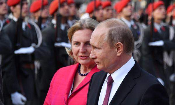 Kneissl und Putin bei einem Besuch des russischen Präsidenten in Wien 2018.