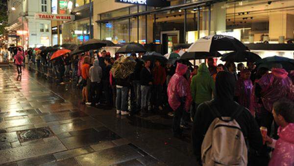 Um 22.45 Uhr reichte die Schlange schon die Kärntner Straße hinauf. Mehrere Hundert Menschen standen an und hofften, eines der begehrten Geräte ergattern zu können. Ein nervöser Kunde fragte, ob er denn einen Meldezettel brauche für die Anmeldung. Ein Ausweis würde reichen, konnte der Mann beruhigt werden.