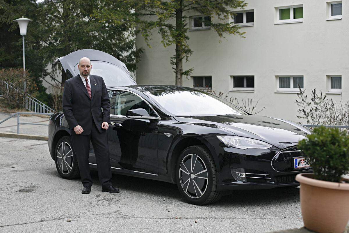 Woran merkt man, dass das Taxi da ist? Man hört es meist: Unten im Hof oder auf der Gasse rattert unüberhörbar der Dieselmotor. Wenn es kalt ist, auch in den frühen Morgenstunden: Der Fahrer will nicht frieren, und er ist akustisch in aller Regel weniger empfindlich als die noch schlafenden Anwohner.