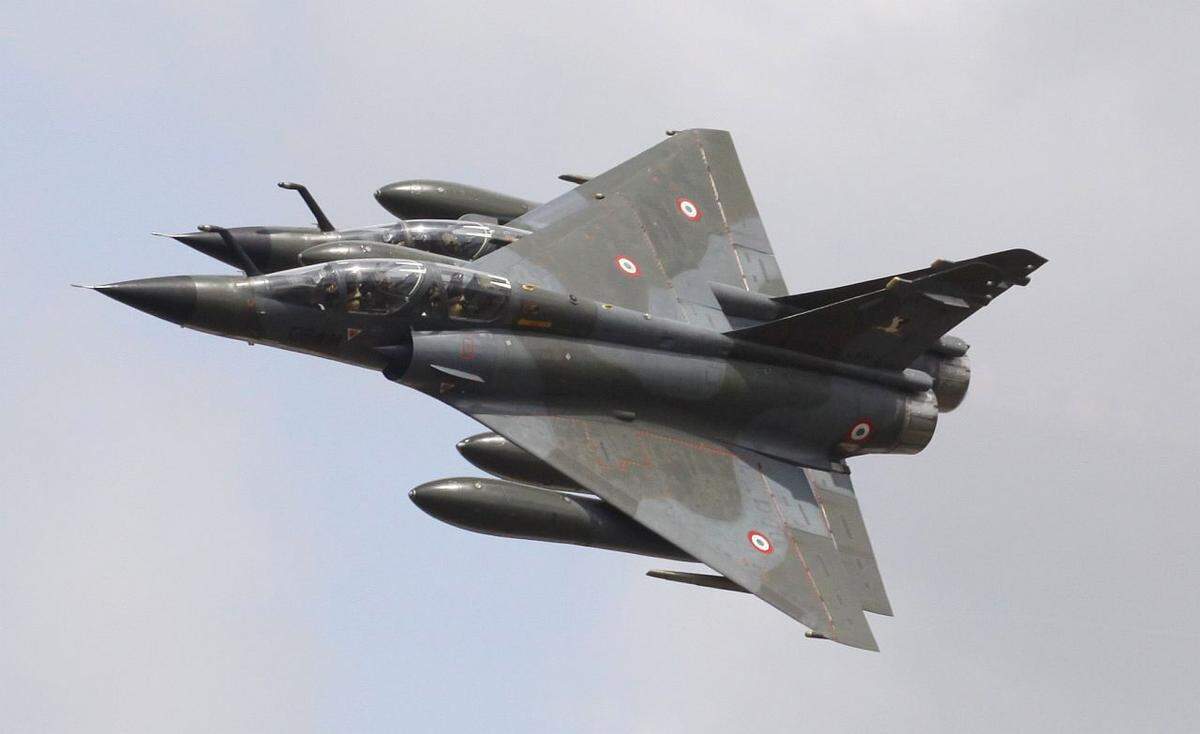 Die französische Luftwaffe schickte zwei Mirage-2000N der Formation "RAMEX-Delta", hier im engsten Formationsflug. Das "N" steht für "nucléaire": Diese Version des Kampfjets kann taktische Atomwaffen einsetzen.