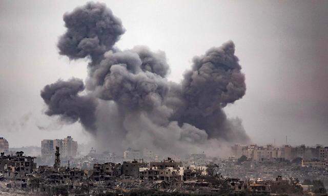 Rauch steigt über dem Gazastreifen auf.