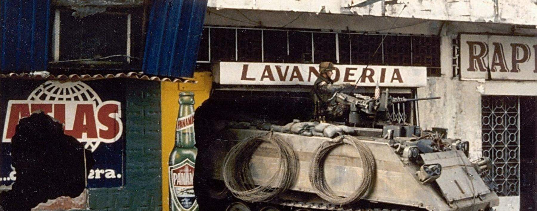 Der Panzer in der Wäscherei. Das Foto entstand während der Invasion der US-Armee in Panama am 21. Dezember 1989. 