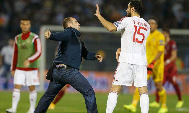 Belgrad: Serbischer Fan attackiert einen albanischen Spieler.