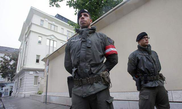 Archibild: Soldaten vor der Britischen Botschaft in Wien, aufgenommen im Sommer 2016.
