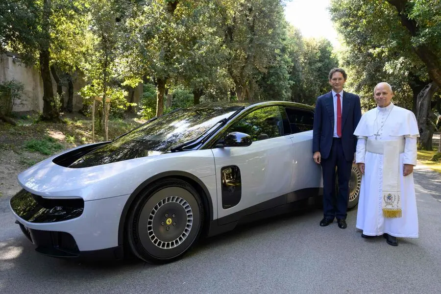 <strong>26. Mai.</strong> Ein von Ferrari veröffentlichtes Foto von Papst Leo XIV. mit Ferrari-Chef John Elkann und dem neuen Ferrari-Elektroauto, das etliche Kontroversen ausgelöst hat. Das Auto. Nicht das Bild mit dem Papst.