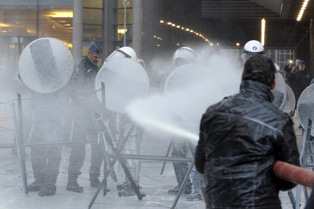 26. November, Brüssel, Belgien.  Aus ganz Europa sind Bauern mit ihren Traktoren nach Brüssel gefahren. Einige untermauern ihre Forderunegn mit Milch.