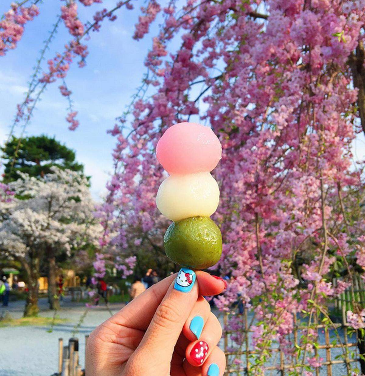 Hanami Dango nennen sich die kleinen Reiskuchen-Snacks, die so wichtig für die japanische Kultur sind, dass es sogar eigene Emojis dafür gibt.