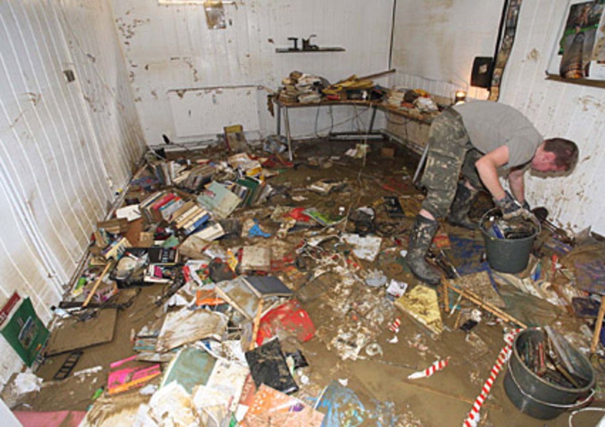 In einigen Gebieten hat sich die Hochwassersituation "deutlich entspannt". Nun geht es ans Aufräumen.Aufräumarbeiten in Hatzendorf (Stmk.)