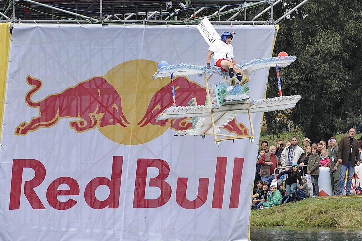 Wochenlange Arbeit, zwei Meter Flugweite - oder sogar noch weniger: Der Großteil der am Sonntag beim 8. Wiener Red-Bull-Flugtag im Einsatz befindlichen Geräte waren nicht sonderlich lange in der Luft.Link: Video vom Red Bull Flugtag