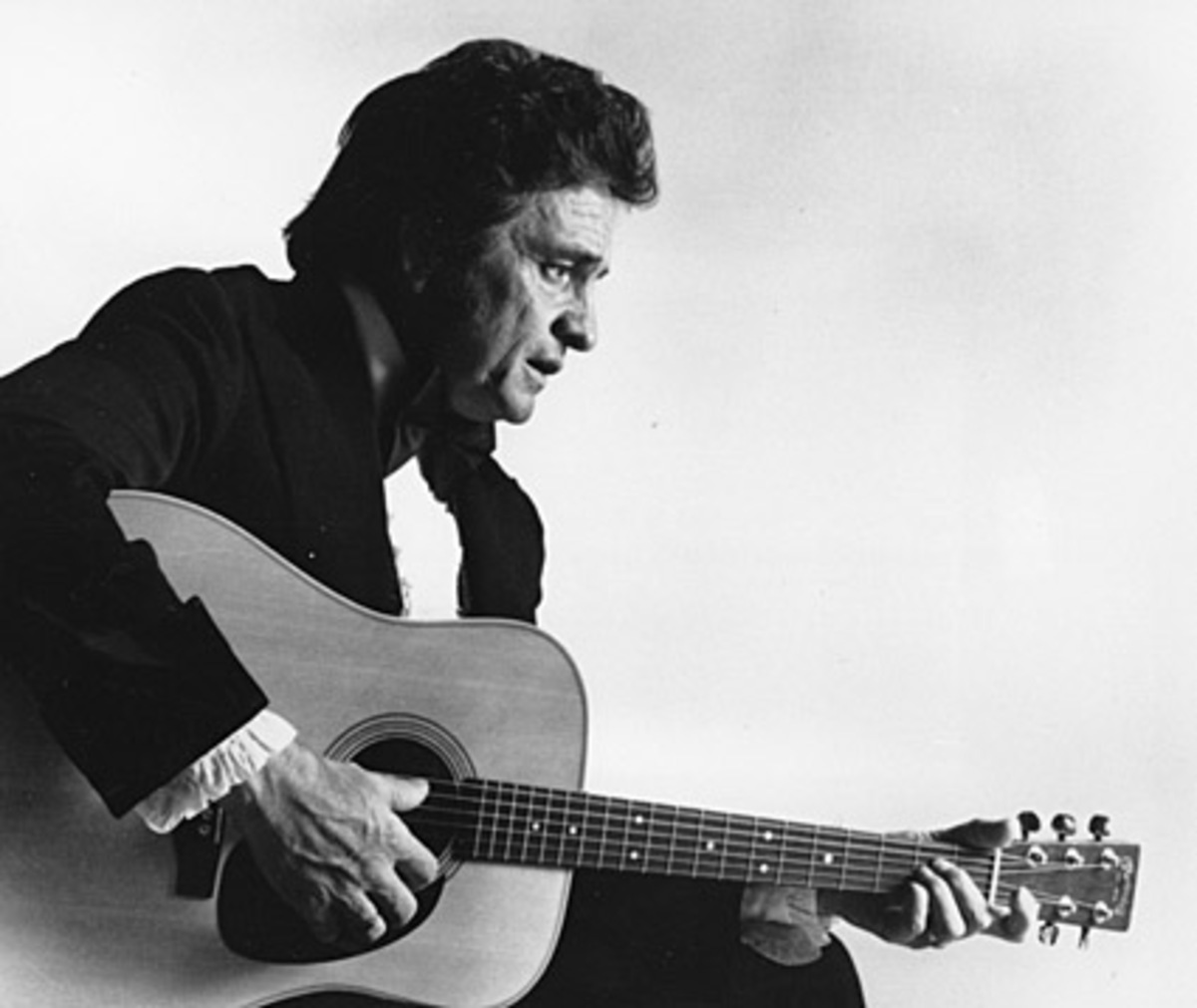 Nach der Rückkehr vom Armeedienst in Deutschland 1954 gründet Cash mit dem Bassisten Marshall Grant und dem Gitarristen Luther Perkins das Trio Johnny Cash & The Tennessee Two. Obwohl der Produzent von Sun Records, Sam Phillips, die Drei zunächst abblitzen lässt, stellt sich bald der Erfolg ein.