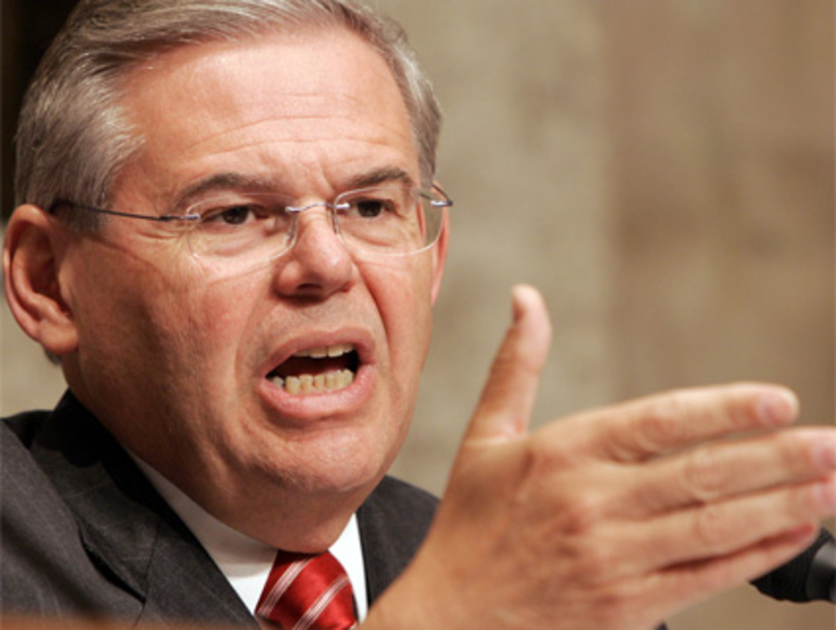 Die Angst vor einem Kollaps der Kreditkarten-Industrie lässt sich jedenfalls politisch nutzen. US-Senator Robert Menendez (im Bild) hat den Plastikkarten-Herstellern medienwirksam den Kampf angesagt.Schwarzmaler wie der US-Ökonom Nouriel Roubini spielen ihm in die Hände: Sollte die Kreditkrise auch den Bereich der Kreditkarten erfassen, werde sich "das Blutbad noch verschlimmern", so Roubini.