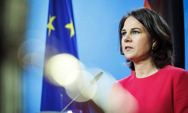 Außenministerin Annelena Baerbock will der "Unmenschlichkeit" mit der "Stärke der Freiheit und der Menschlichkeit" entgegentreten.