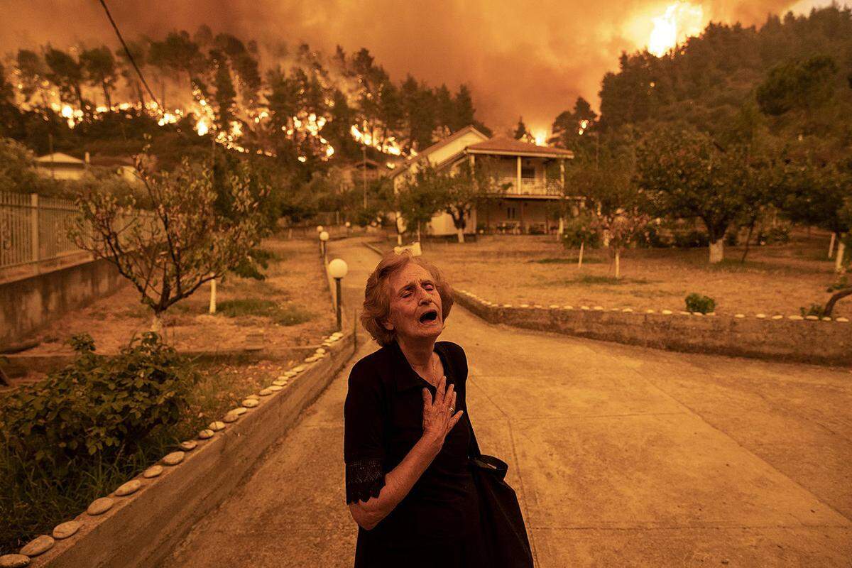 Konstantinos Tsakalidis machte dieses Foto für Bloomberg News: Es zeigt die 81-jährige Kritsiopi Panayiota, als sich im August 2021 der Waldbrand ihrem Haus im Dorf Gouves auf der Insel Evia nähert. Panayiota hatte Glück im Unglück: Das Feuer wurde wenige Meter vor ihrem Haus gestoppt.