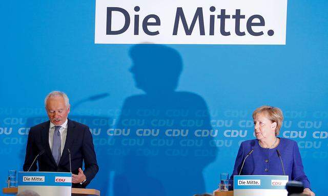 Klaus Schüler und Angela Merkel bei der Pressekonferenz in Berlin - wie gewöhnlich unter dem Schriftzug "Die Mitte".