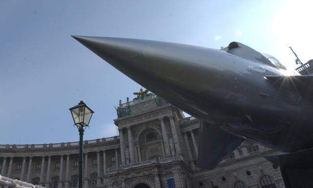 Ein Eurofighter am Heldenplatz