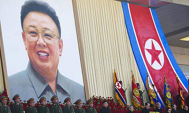 Die nordkoreanische Führung vor einem überdimensionalen Bild des verstorbenen Führers Kim Jong-il