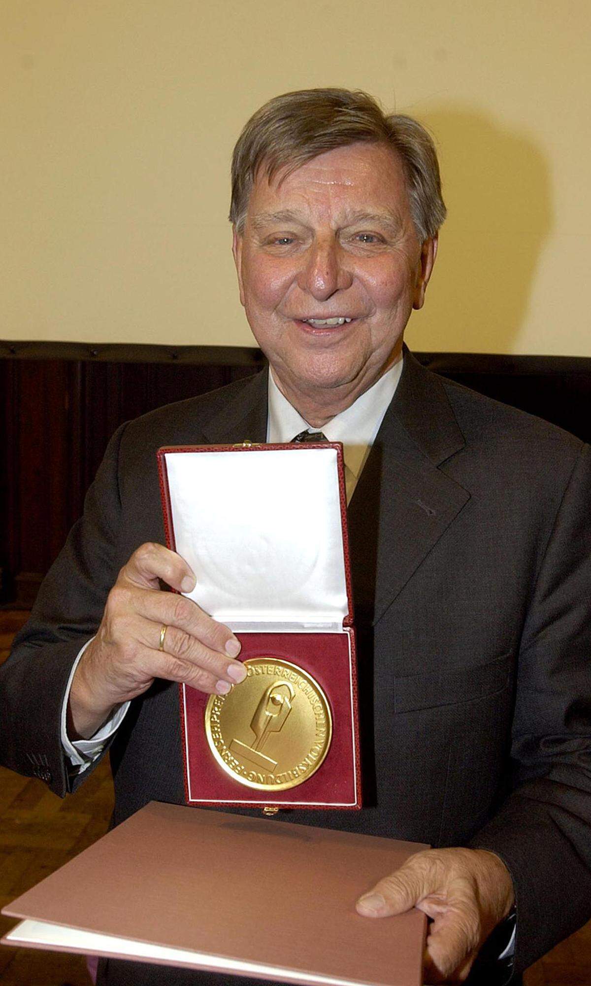 Für seine Arbeit wurde Portisch u.a. mit dem Karl-Renner-Preis, dem Österreichischen Staatspreis, der Goldenen Kamera und dem Fernsehpreis "Romy" ausgezeichnet.