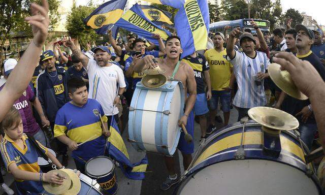 Die Fans der Boca Juniors feiern bereits. Manche hatten genug Geld für den Flug nach Madrid, wo am Sonntag das Finale der Copa Libertadores steigen wird.