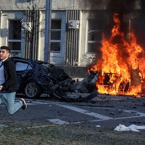 Autos brennen nach einem Raketenangriff im Zentrum von Kiew