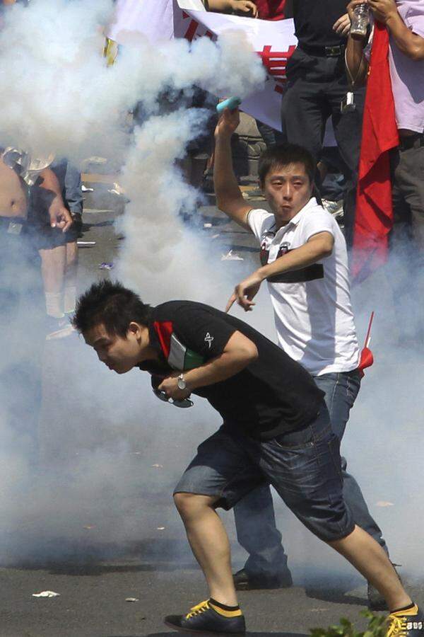 In Shenzhen setzen die Sicherheitskräfte Tränengas und Wasserwerfer gegen Demonstranten ein.