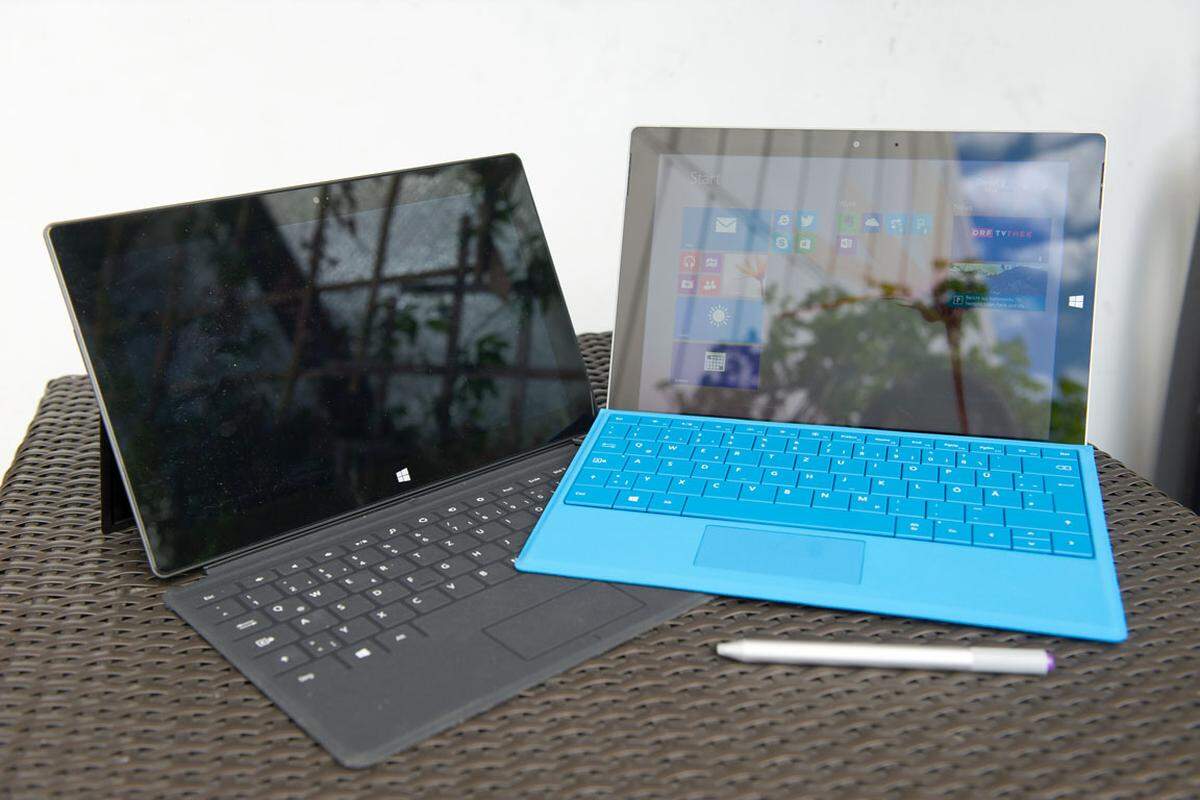 Familientreffen, die Zweite: Links im Bild das originale Surface-Modell, damals noch mit Windows RT ausgeliefert. Das Surface 3 verfügt dagegen über das vollwertige Windows 8.1, bzw Windows 8.1 Pro für Firmenkunden. Und im Gegensatz zum alten RT-Modell ist auch Stifteingabe wie beim Surface Pro 3 möglich.