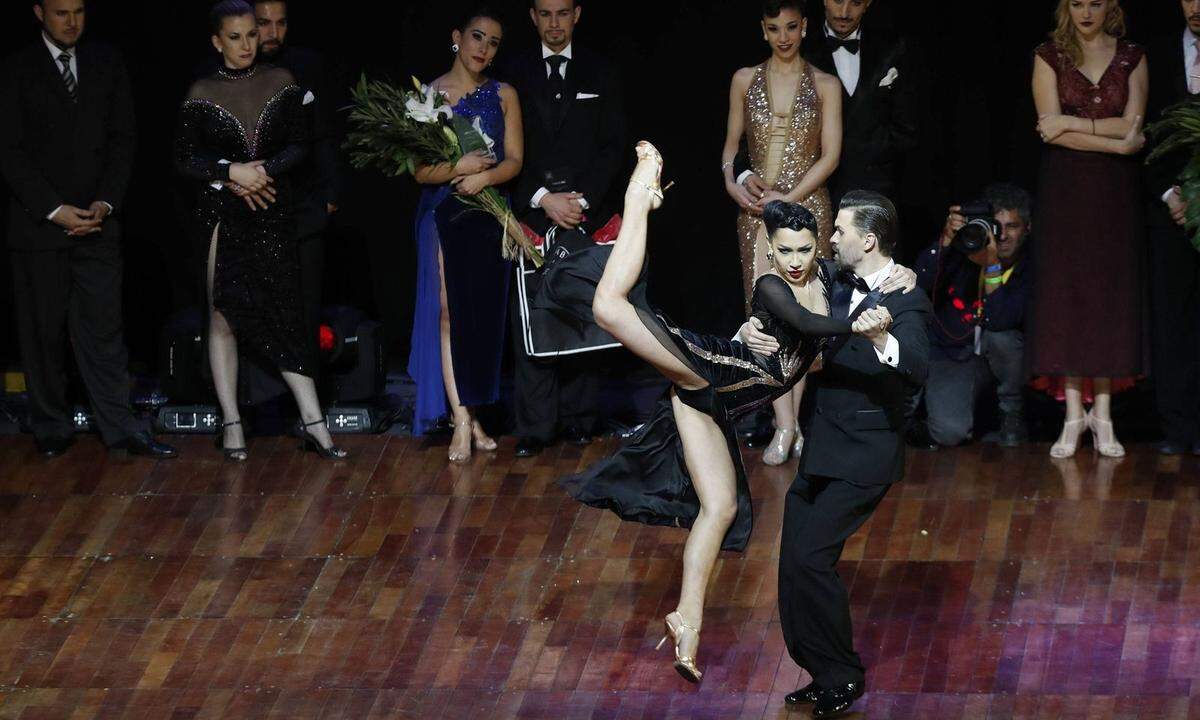 Russen sind die besten Tangotänzer! Dmitry Vasin and Sagdiana Khamzina! In der Stilrichtung Tango de Salón stehen die Interpretation der Musik, die Langsamkeit und die Eleganz der Tänzer im Vordergrund.