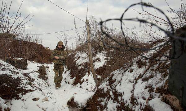 Ein ukrainischer Soldat in Holivka nahe Donezk.