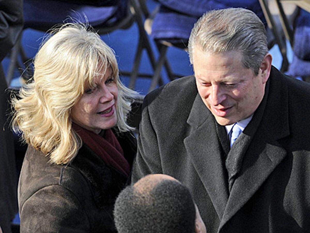 Al Gore wurde von seiner sichtbar frierenden Ehefrau begleitet.