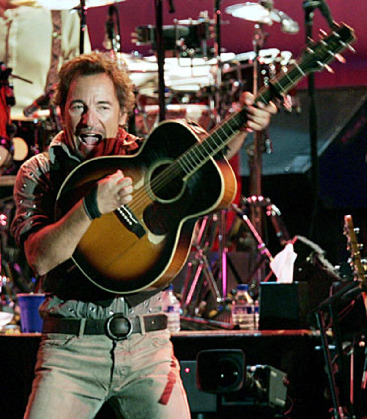 Für Millionen Fans weltweit ist er der "Boss": Der Working Class-Hero aus New Jersey verkaufte auf seiner Welttournee mehr als zwei Millionen Eintrittskarten. Nach U2 und AC/DC war seine Tour damit die dritterfolgreichste. Radiostationen mit Schwerpunkt Classic Rock lieben Springsteen, an den Tantiemen und seinen Werken verdient der Musiker abseits seiner Bühnenpräsenz.  Verdienst: 70 Millionen Dollar