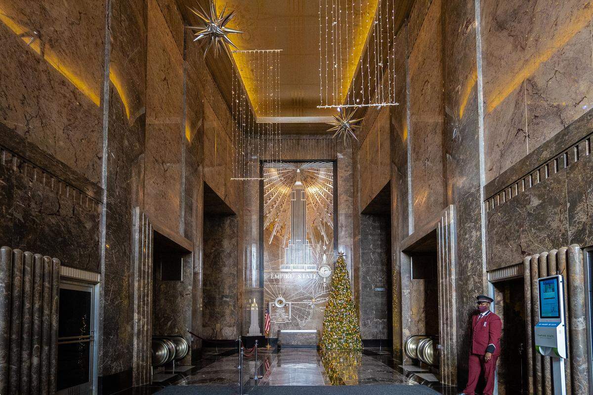 Seit voriger Woche ist das Empire State Building in der New Yorker Fifth Avenue mit weihnachtlichen Szenen aus Gold, Glitter und Süßigkeiten geschmückt.