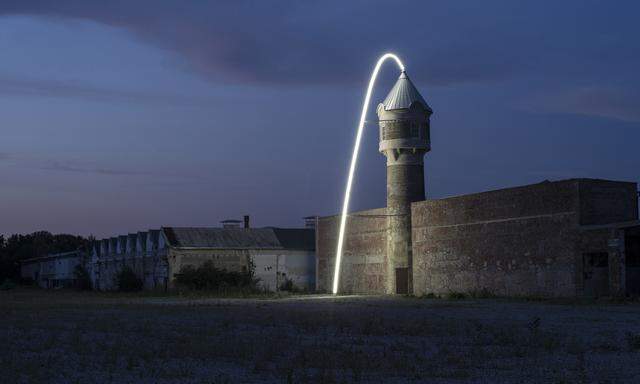„Fountain“ heißt der LED-Leuchtstrahl, den Brigitte Kowanz von der Glanzstoff-Fabrik herabfallen lässt. 