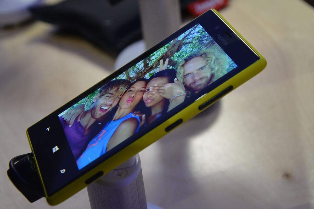Dafür hat Nokia dem 720er an der Frontseite einen Weitwinkel verpasst, der sich besonders für Gruppen-Selbstporträts eignen soll.