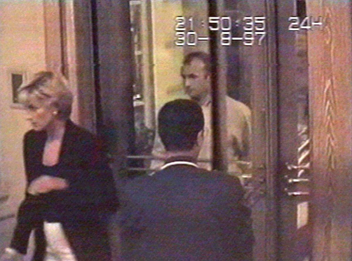 30. August, 19.00 Uhr: Das Paar bricht vom Hotel Ritz an der Place Vendome zur Wohnung von Dodi Al Fayed nahe der Prachtstraße Champs-Elysees auf.