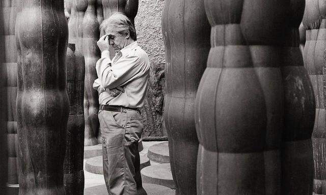 Joannis Avramidis zwischen seinen Skulpturen =