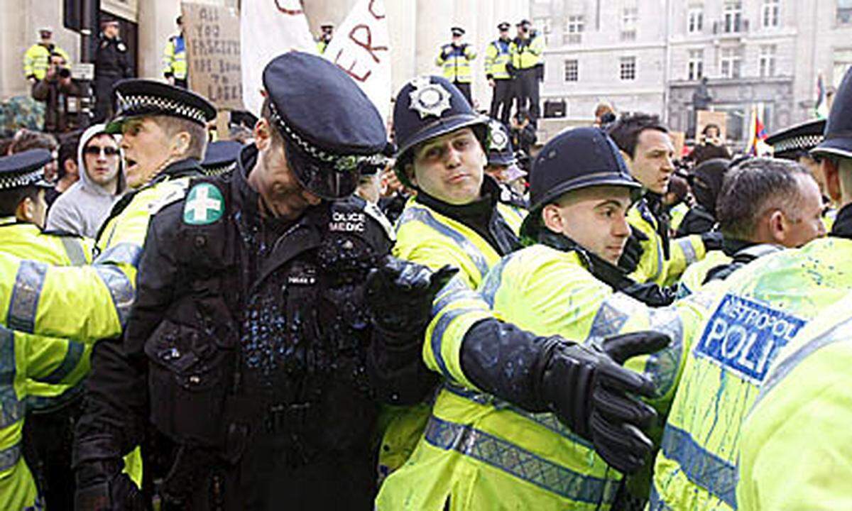 Die teils vermummten Demonstranten zerschlugen erst Fenster und bahnten sich dann ihren Weg in das Gebäude der Bank. (Mehr hier.) Sie schmierten das Wort "Thieves" ("Diebe") an eine Wand und bewarfen Polizisten mit Eiern und Obst. Scotland Yard schickte die Bereitschaftspolizei in die Londoner City. Mitarbeiter der Bank waren nicht im Gebäude.