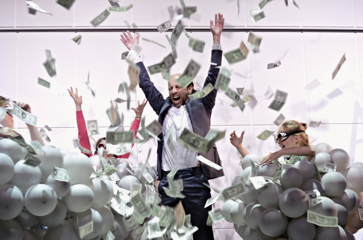 Nis-Momme Stockmann lässt sein neues Stück "Tod und Wiederauferstehung der Welt meiner Eltern in mir" am 15. September am Schauspielhaus Hannover uraufführen. Hannovers Schauspiel-Intendant Lars-Ole Walburg führt Regie bei der Geschichte um die Macht des Materialismus und einen Banker, der aussteigt, um "das System" zu bekämpfen.