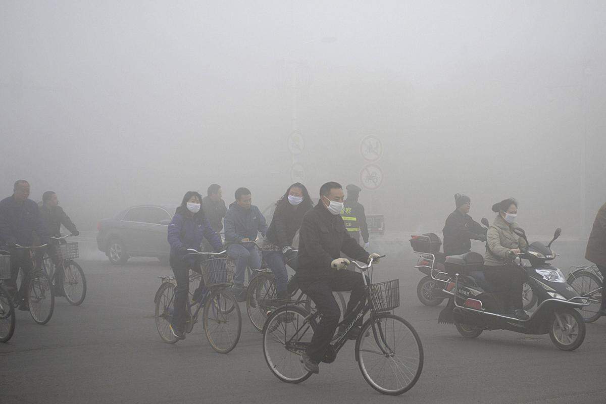 Der massive Verbrauch von Kohle und der rasante Industrieaufstieg Chinas sorgen landesweit für Luftverschmutzung und Gesundheitsrisiken, verärgern aber auch zunehmend die Bevölkerung und bringen so die neue Staatsführung in Zugzwang.Im Bild: Die Stadt Daqing, Provinz Heilongjiang, am 21. Oktober 2013.