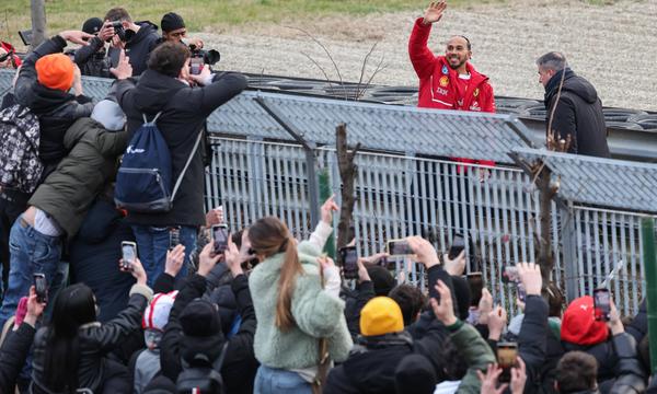 Neue Ära in Rot: Lewis Hamilton bei seiner ersten Ferrari-Ausfahrt in Fiorano. 