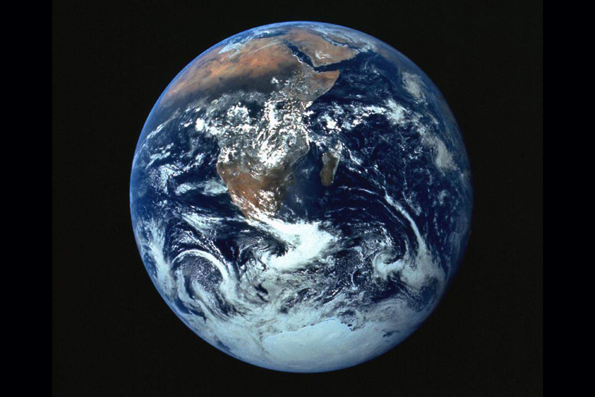 Die Erde in ihrer ganzen Pracht haben die Astronauten der letzten Mondmission Apollo 17 im Jahr 1972 abgebildet - dieses Porträt des blauen Planeten in der Schwärze des Alls sticht als erstes beim Betreten der Ausstellung ins Auge (im Bild). Dieses geozentrische Weltbild rückt aber ein paar Bilder weiter das erste Foto der Erde zurecht, das von einem Himmelskörper jenseits des Mondes gemacht wurde, nämlich von Mars. Die Erde ist darauf als kleiner Punkt zu sehen - ein Pfeil darauf und der Hinweis "You are here" ist nötig, um sie zu erkennen.