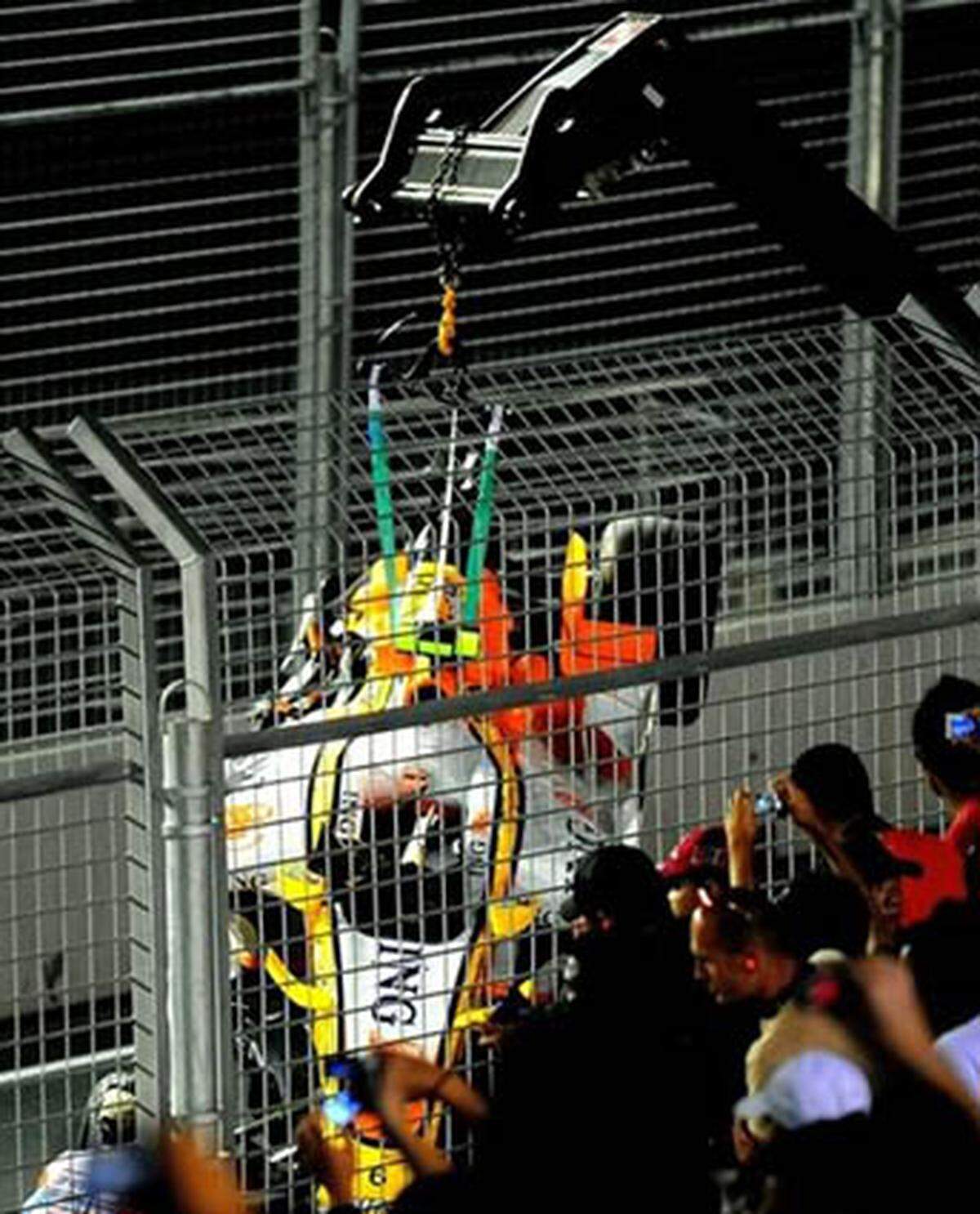 Die "Crashgate"-Affäre erschüttert die Formel 1: Renault-Pilot Nelson Piquet junior gesteht, dass er auf Anweisung des Rennstalls im ersten Singapur-Nachtrennen 2008 absichtlich einen Unfall verursacht hat, um seinem Teamkollegen Fernando Alonso den Sieg zu ermöglichen. Das französische Team kommt mit einer milden Bewährungsstrafe davon. Eine anfangs lebenslange Sperre für Teamchef Flavio Briatore wird Anfang Jänner 2010 aufgehoben.