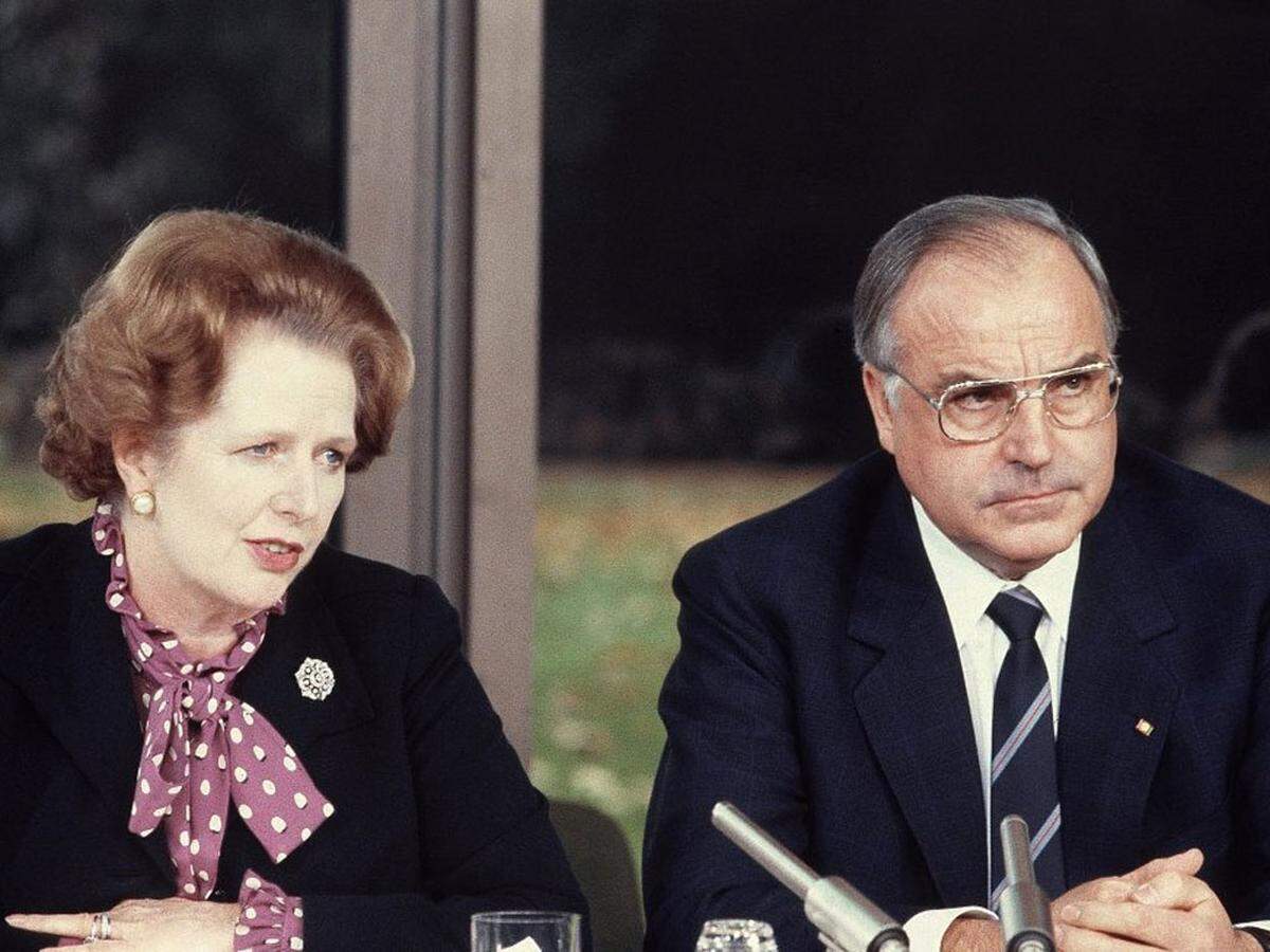 Thatcher veröffentlichte ihre Memoiren und kritisierte immer wieder öffentlich die Arbeit ihrer Nachfolger. Im Juni 1992 erhielt sie den Adelstitel „Baroness of Kevesten“ und einen lebenslangen Sitz im Oberhaus („House of Lords“).