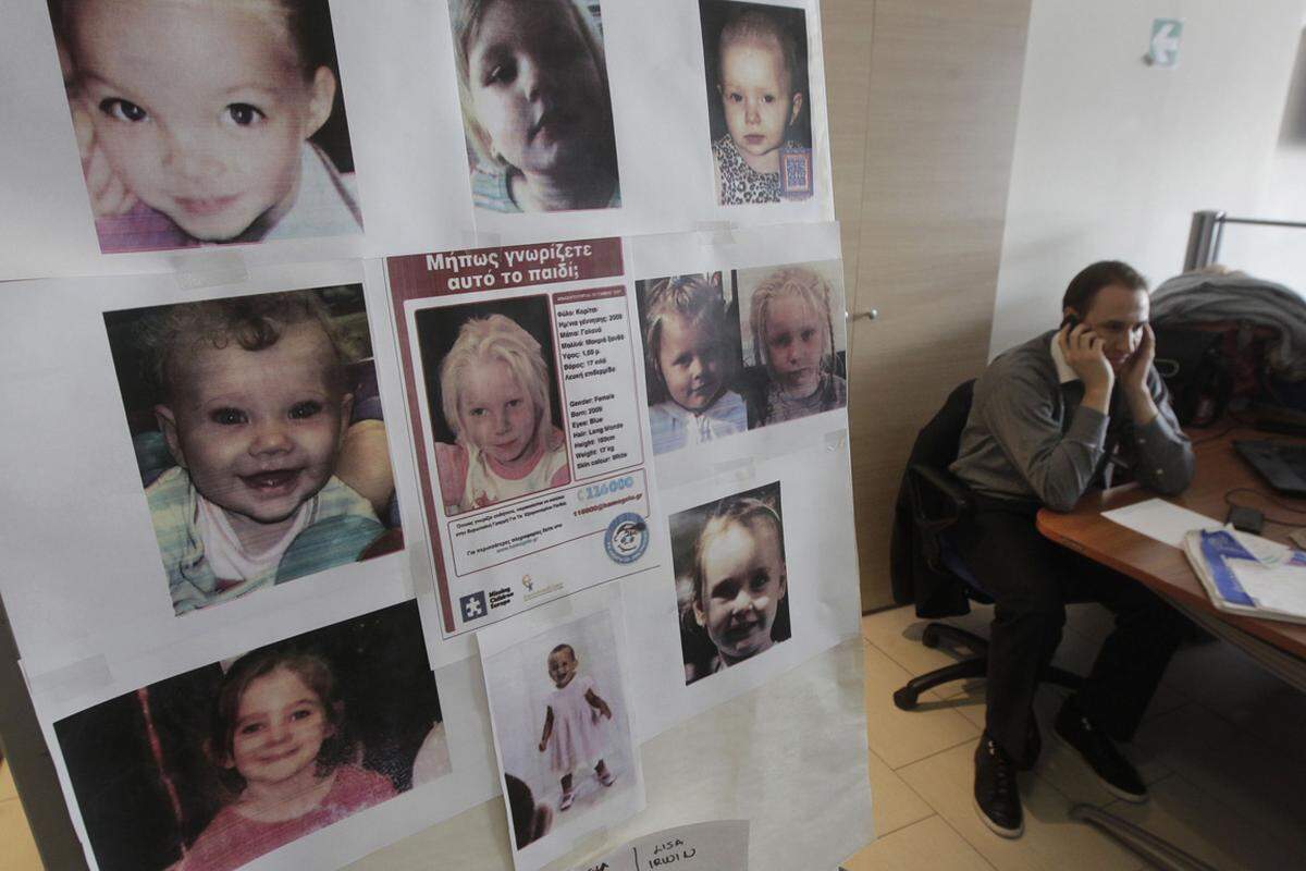 Bei den griechischen Behörden ging inzwischen genetisches Material aus mindestens acht europäischen Ländern ein. Es stamme von Paaren, die hofften, dass Maria ihr vermisstes Kind sein könnte.
