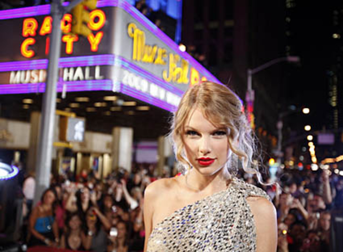 Taylor Swift wünschte sich wohl, dass er auch heuer nicht gekommen wäre. Der Rapper entschuldigte sich später in einem Blog bei der 19-Jährigen und ihrer Familie.