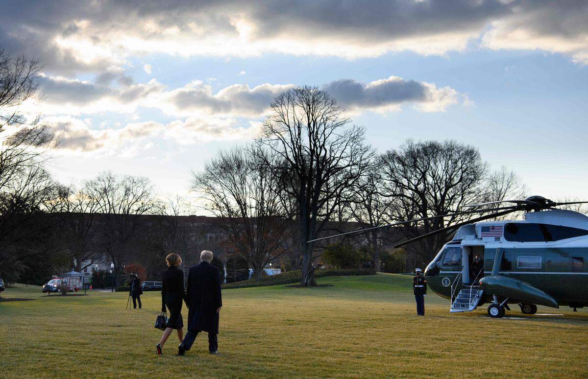 Donald Trump und die First Lady Melania Trump bestiegen am Mittwochfrüh (Ortszeit) den Präsidentenhubschrauber Marine One. Sie flogen vom Weißen Haus in Richtung des Militärflugplatzes Andrews ab.