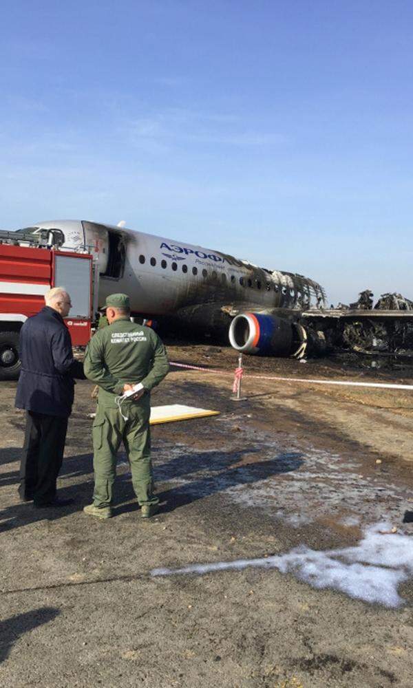 Der Flughafen und der Zivilschutz erklärten, das Feuer sei schnell gelöscht worden. Die überlebenden Passagiere konnten das Flugzeug über Notrutschen verlassen, teilte die Aeroflot mit.